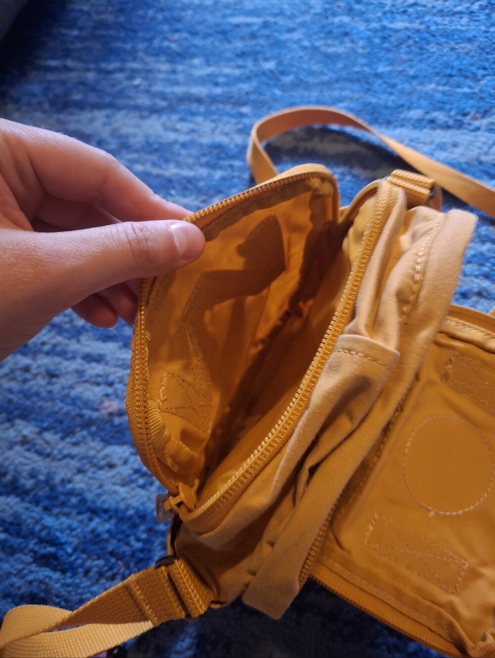 Fjallraveb Kånken Mini Crossbody Bag - Mustard - Picture 4 of 4